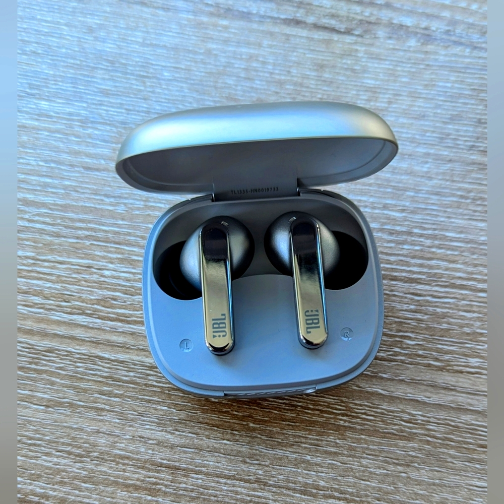 I'm selling them because they're too big for my ears, I have small ears!!